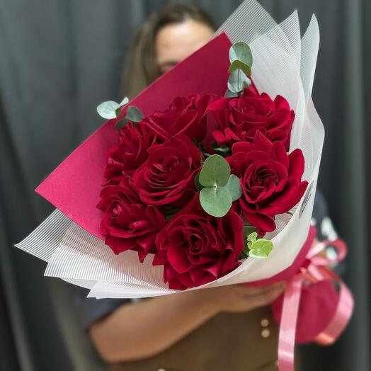 Букет из бордовых  французских роз с добавлением эвкалипта