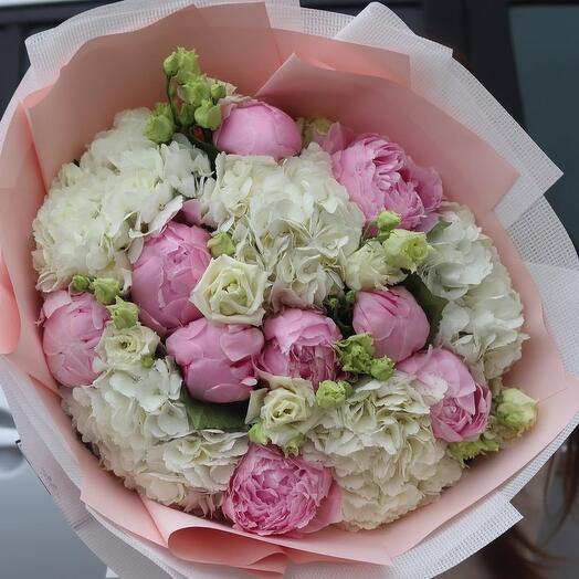 Нежный комплимент с пионами и гортензиями