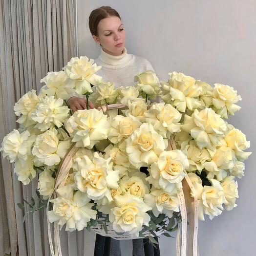 Корзина с 101 французской розой