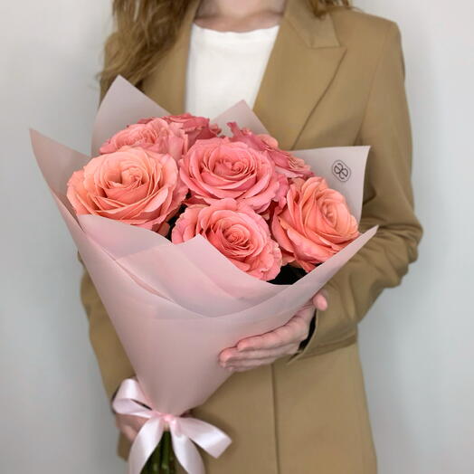 Монобукет из 7 коралловых роз "Сага"