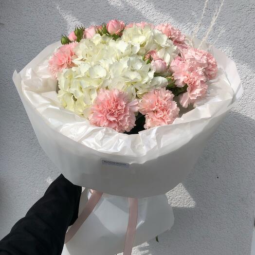 Красивый букет «bloom room» из гортензии, диантусов и роз