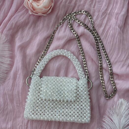 Белая сумочка из хрусталя