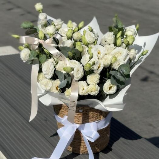 Композиция из лизиантусов в кашпо