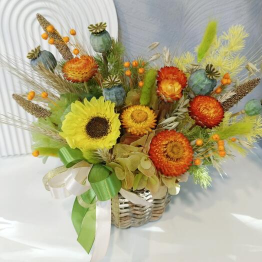 Корзинка с сухоцветами в осенней гамме