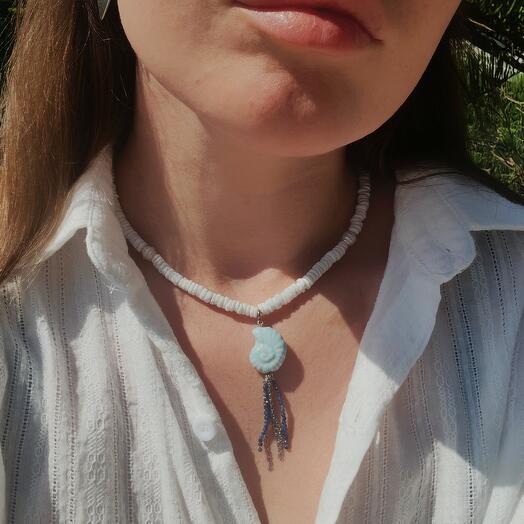 Колье из ракушечника с керамической ракушкой