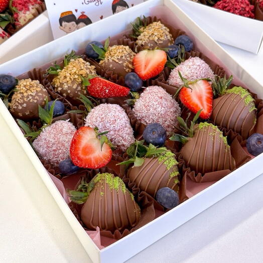 Клубника в шоколаде с ягодками