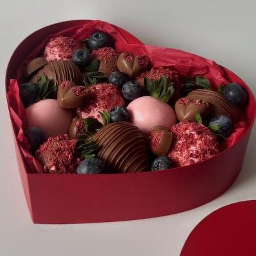 Клубника в шоколаде в коробке сердце