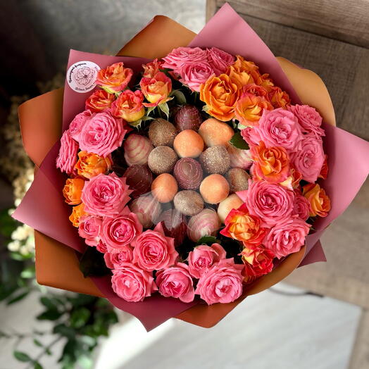 Яркий букет из клубники в шоколаде с кустовой розой