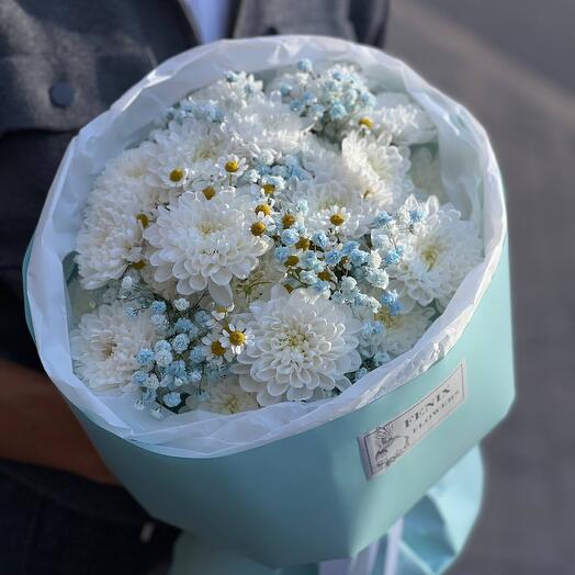 Букет с хризантемой гипсофилой и ромашкой