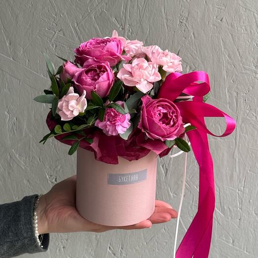Composición de rosas peonías y claveles arbustos en una Caja de sombreros 050