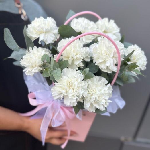 BOUQUET 011. Сумочка с диантусами и эвкалиптом
