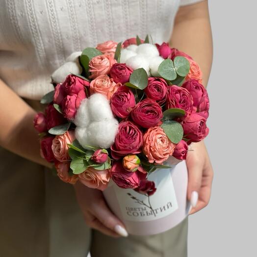 Caja de cleo con rosas de peonía de arbusto