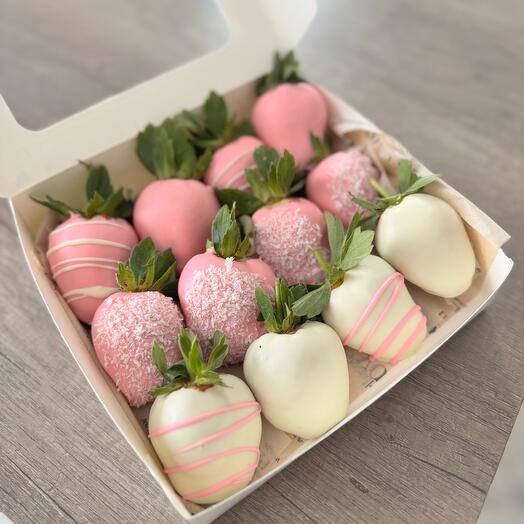 Набор из клубники в белом шоколаде 12 штук