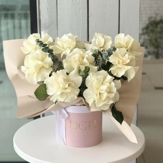 Кремовые розы в коробке