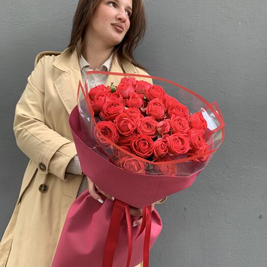 Моно букет из пионовидных кустовых роз «Мадам Cherry»