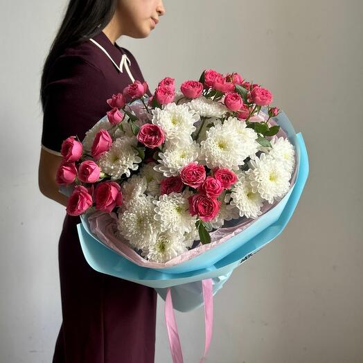 Букет "Кустовые розы и хризантемы"