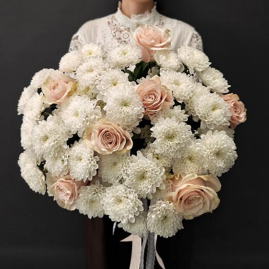 Букет из кустовой хризантемы и эквадорских роз, 17 шт под ленту