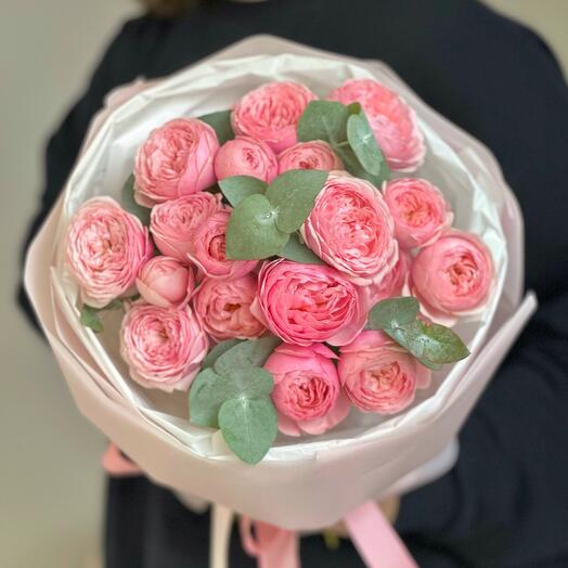 Букет пионовидных кустовых роз с эвкалиптом