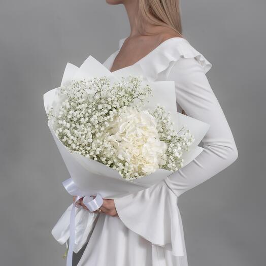 Букет из белой гипсофилы и гортензии