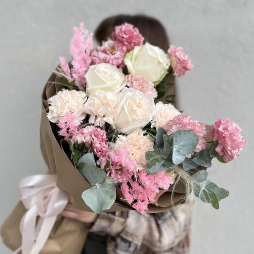 Букет с Вайт Охар ой , диантусами и лизиантусом Алиса