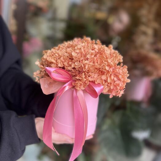 Композиция из стабилизированной гортензии в шляпной коробке