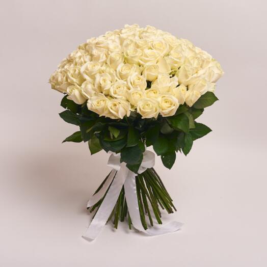 Охапка 101 белая роза под ленту арт. 35181