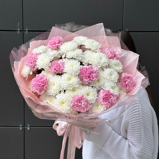 Стойкий букет с розовыми Диантусами и кустовой хризантемой 🌸