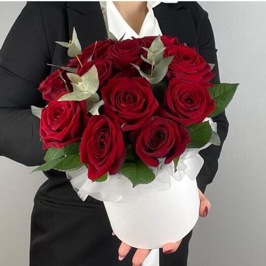 Букет красных роз в коробке с эвкалиптом (11шт)