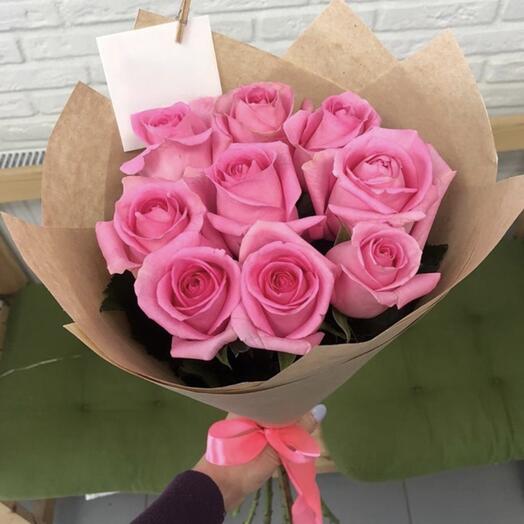 Розовые розы в упаковке
