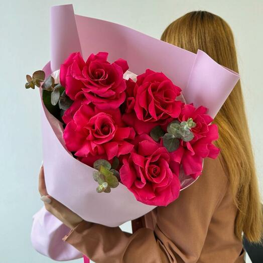 Сладкие мечты / 5 ажурных малиновых роз с эвкалиптом