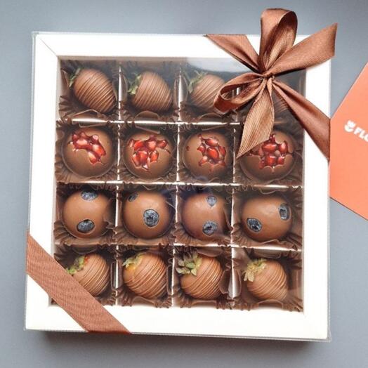 Клубника, голубика, гранат в шоколаде