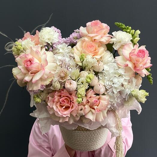 Нежная композиция в кашпо с французскими розами