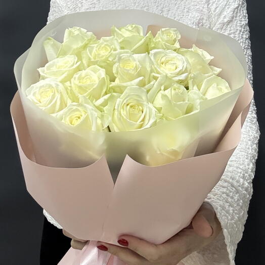 Букет из 15 белых роз в стильной упаковке