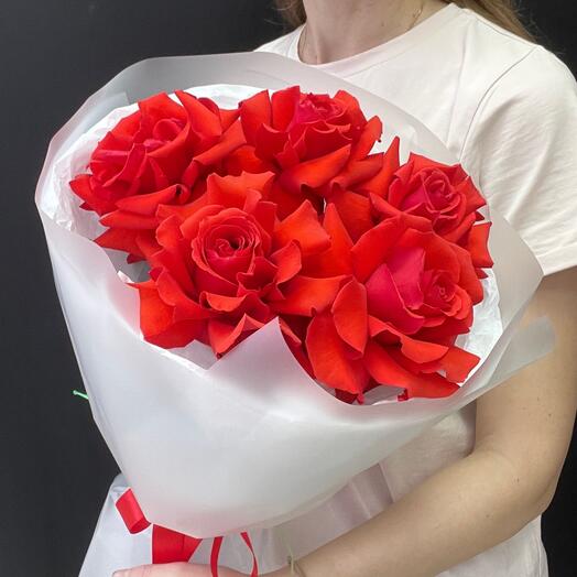 Букет алых роз