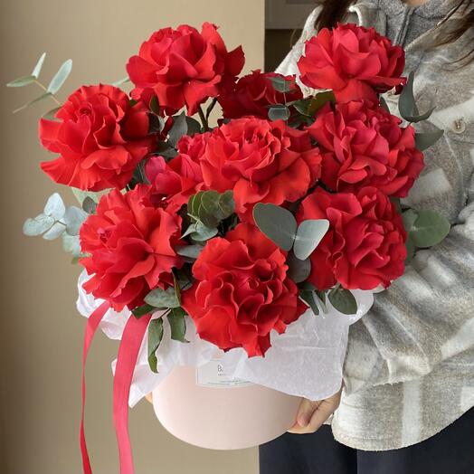 Композиция «Алые паруса» из 11 французских роз с эвкалиптом 🌹