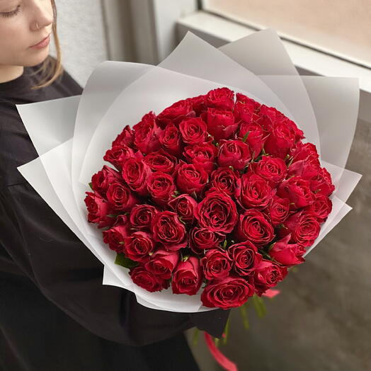 Шикарный букет из 51 красной розы в стильной матовой упаковке 😍