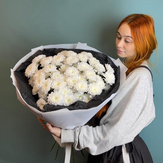 Букет из кустовой хризантемы Алтай в оформлении