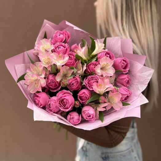 Romance. Букет из кустовых пионовидных роз и альстромерий
