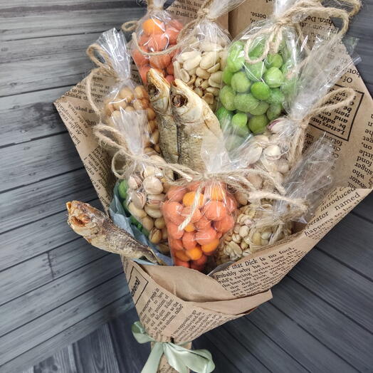 Букет из воблы и орехов