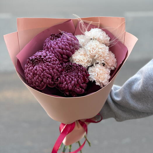 Стойкий букет из хризантем бигуди и диантусов