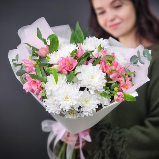 Пышный букет из хризантем и альстромерий