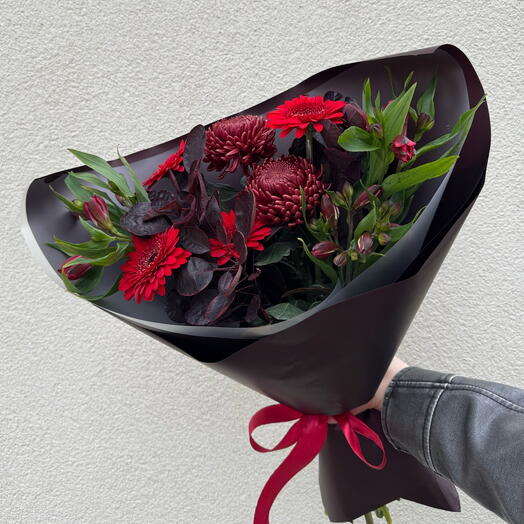 Осенний стойкий букет с альстромериями и хризантемами