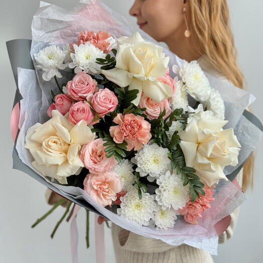 Delicado ramo con rosas francesas, crisantemos y rosas de arbusto