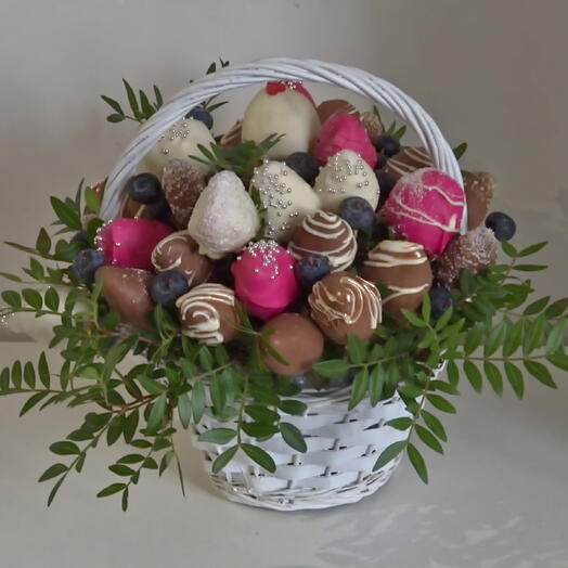 Композиция из клубники в шоколаде в корзинке "Шоколадная палитра"