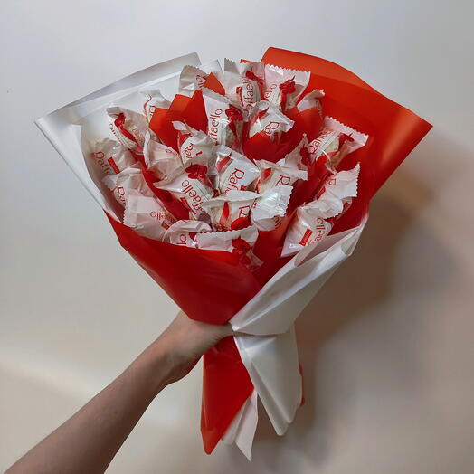 Яркий букет из раффаэло