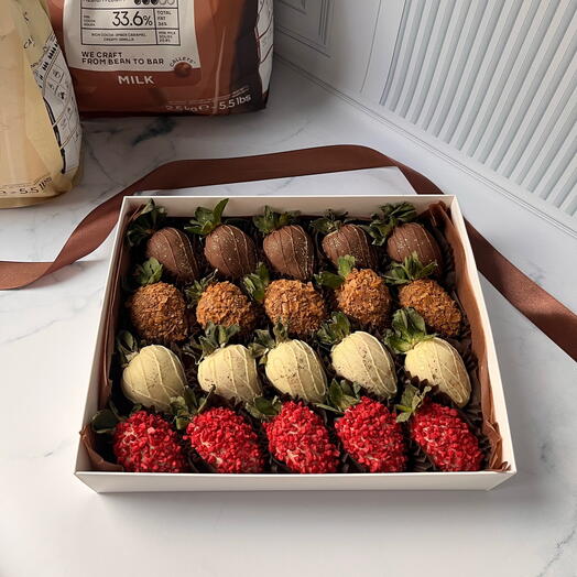 Клубника в белом и молочном шоколаде 20 шт