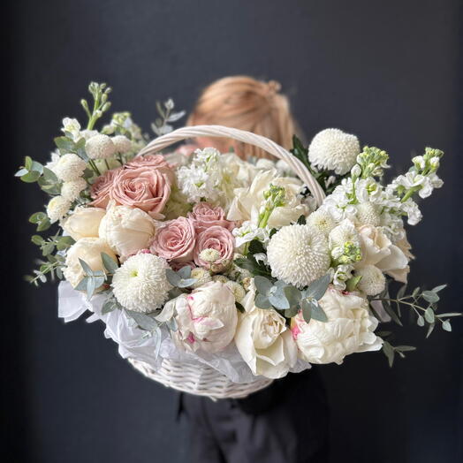 Роскошная корзина с пионами, кустовыми розами, хризантемами и маттиолой "Снежная королева"