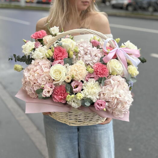 Корзина с нежными цветами
