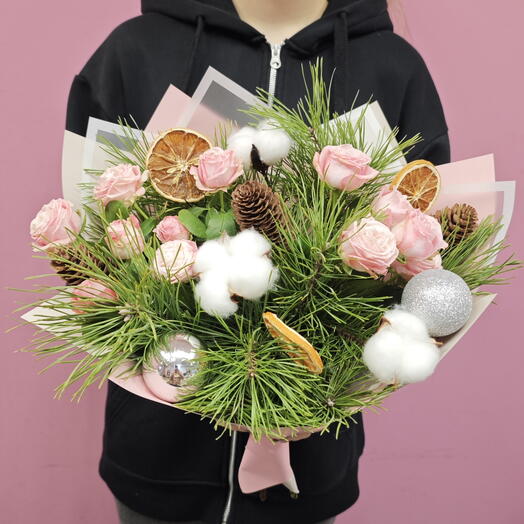 Зимний букет веточками сосны кустовых роз мадам бомбастик белым хлопком шишкой с долькой апельсинки