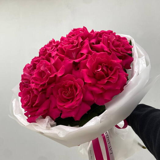13 Малиновых ажурных роз